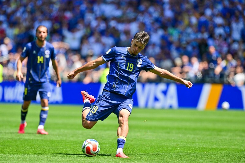 Romania vs Bosnia - Chưa thể có 3 điểm