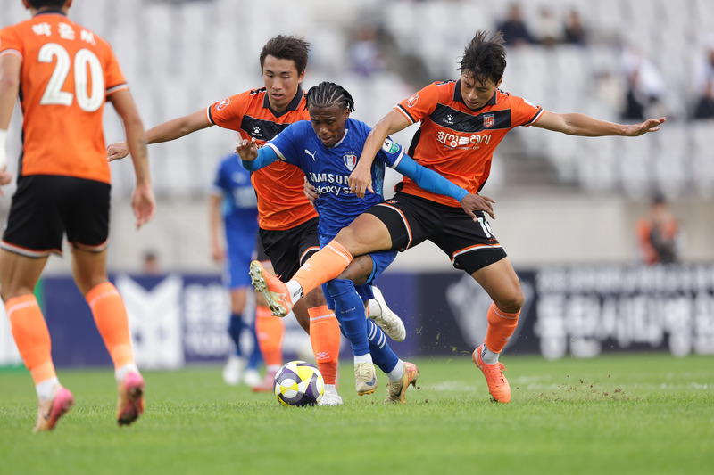 Suwon Bluewings vs Gimhae FC - Xây chắc ngôi đầu